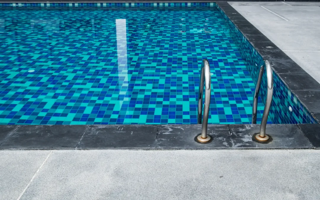 Mantenimiento y seguridad de la piscina pública.